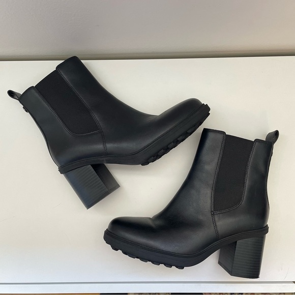 Vionic Truckee Black Leather Ankle Booties weather proof heeled boots size 9 EUC - Picture 1 of 15